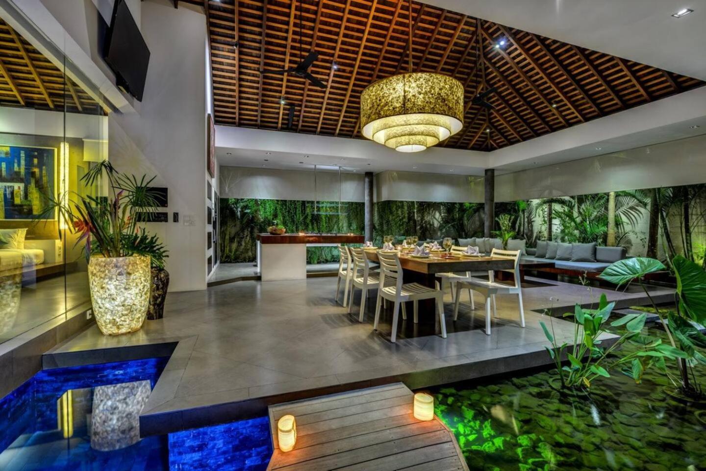 Stunning 4 Bed, Butler Service, Security, Central Villa Seminyak