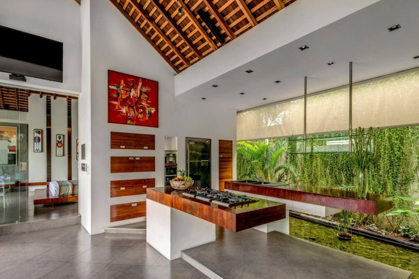 Stunning 4 Bed, Butler Service, Security, Central Villa Seminyak