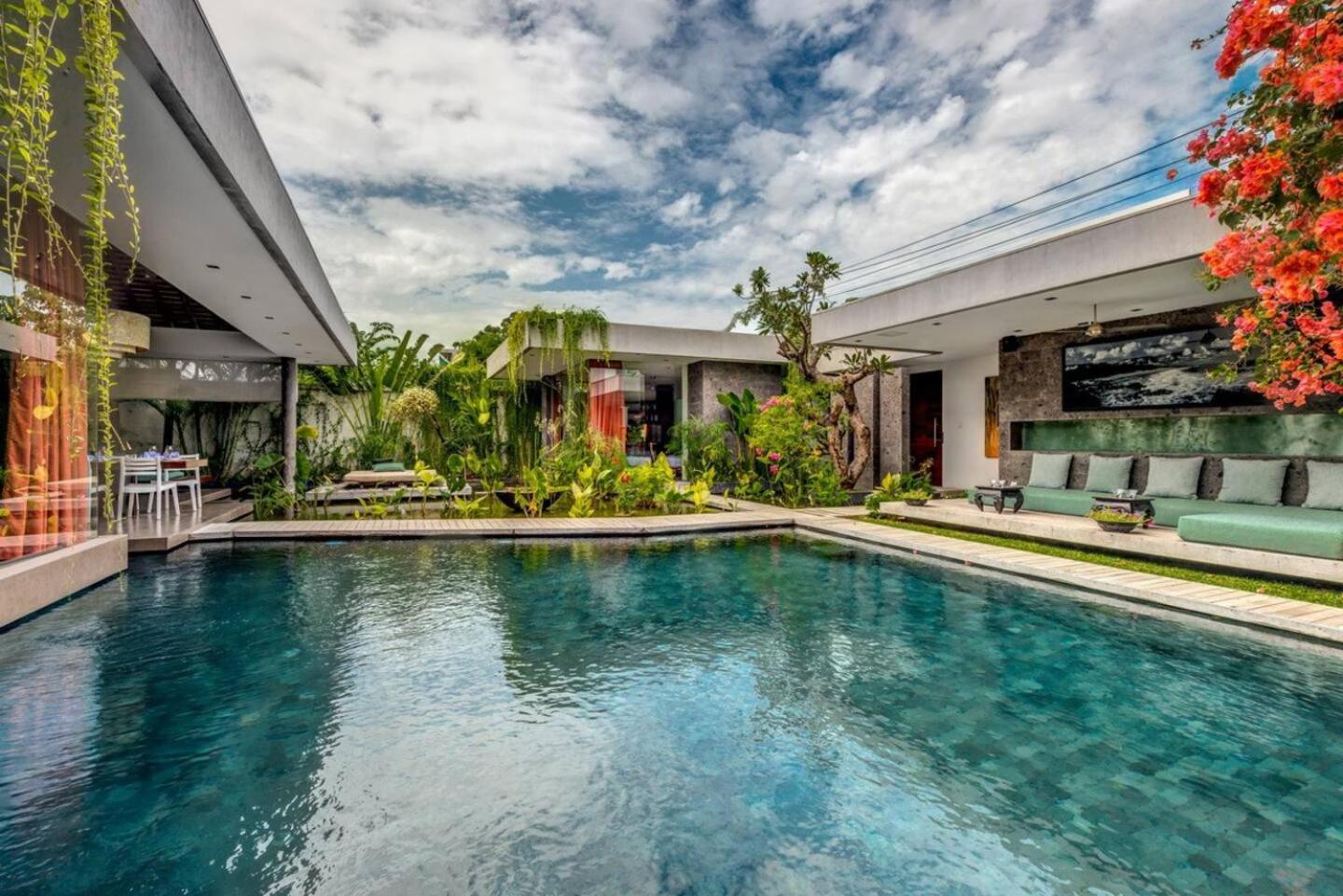 Villa Stunning 4 Bed, Butler Service, Security, Central Seminyak