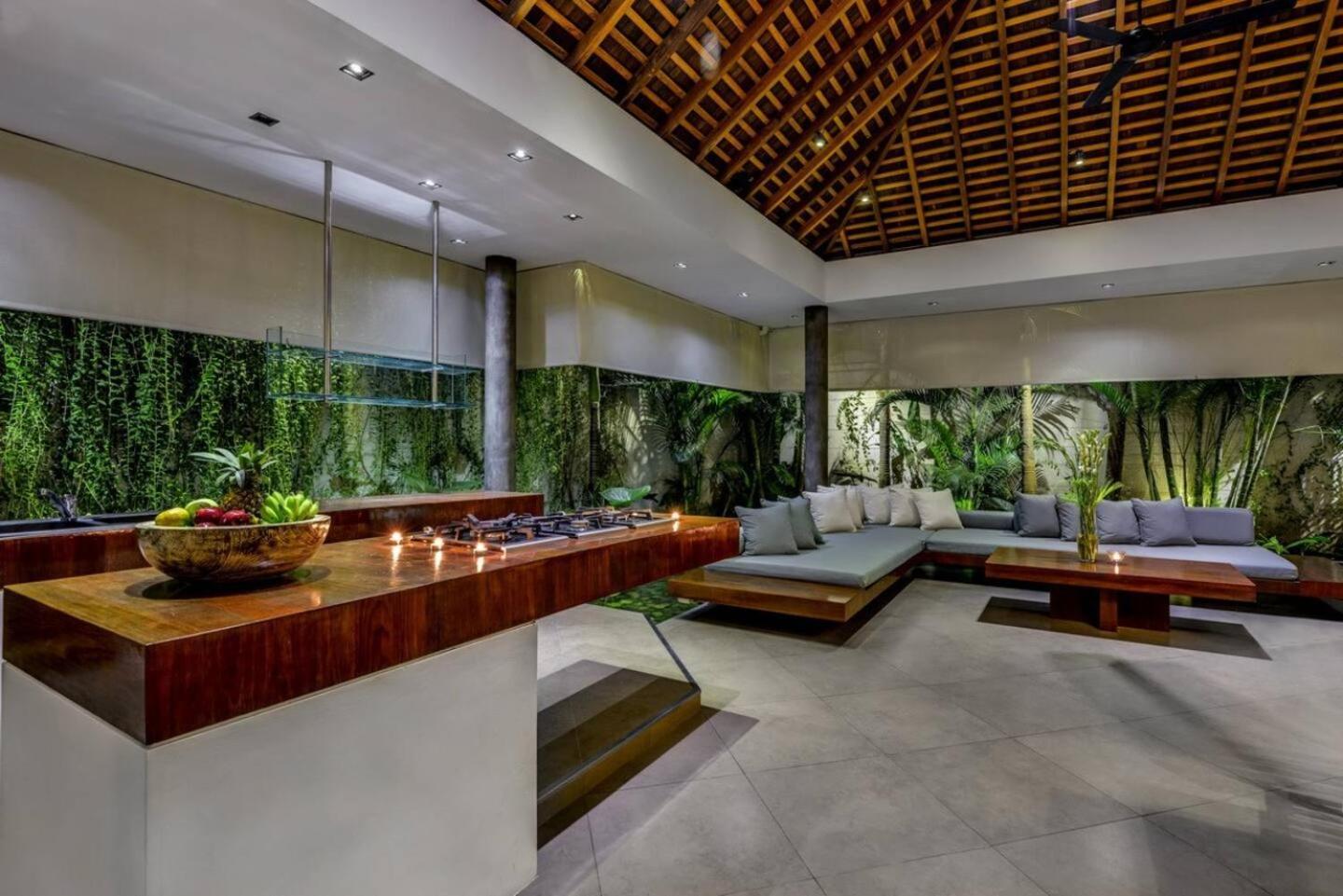 Stunning 4 Bed, Butler Service, Security, Central Seminyak